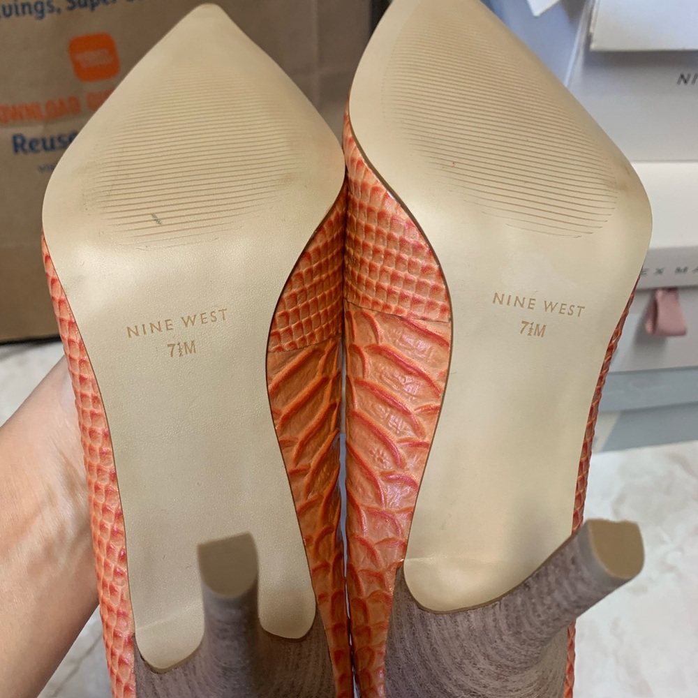 Nine West , like new , Crocodile Orange Pumps